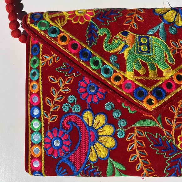 NWT Red Velvet envelope style embroidered clutch with shoulder strap Bag - Picture 2 of 13